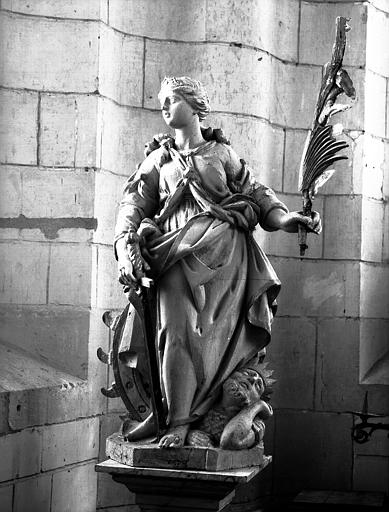 Statue en pierre : sainte Catherine