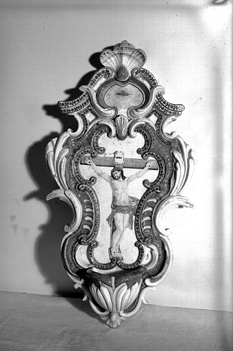 Crucifix dans un cadre rocaille formant bénitier, faïence de  Varages