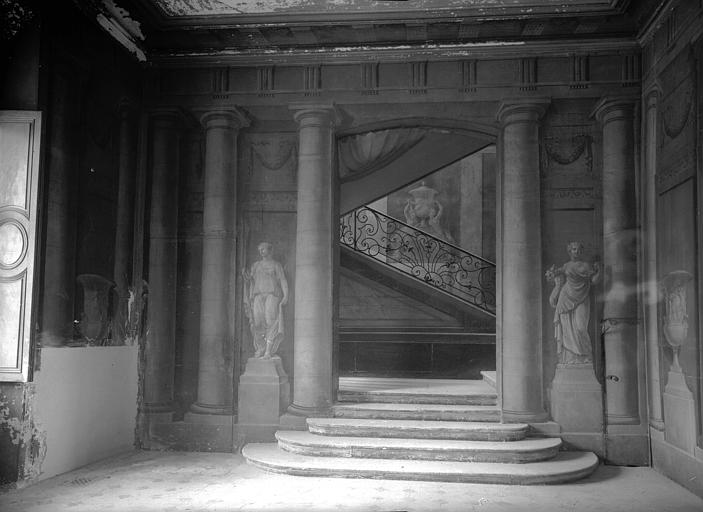 Vestibule, décoration en trompe-l'oil : côté escalier