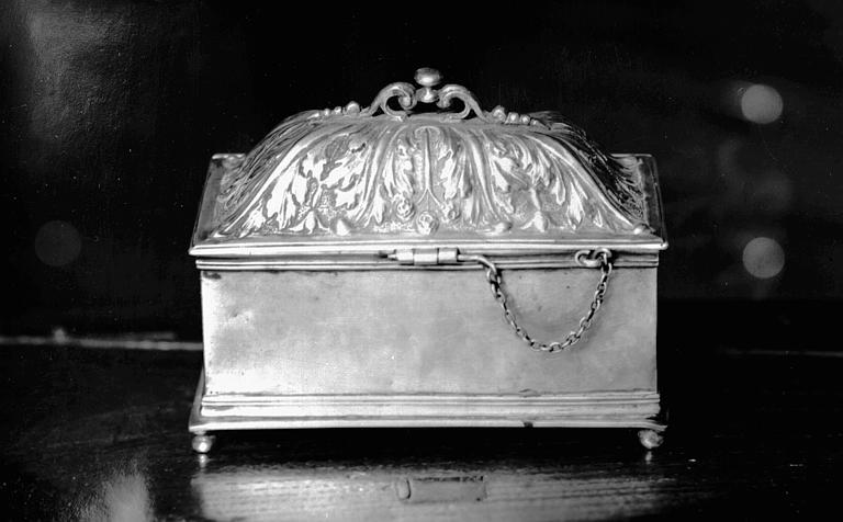 Coffret aux saintes huiles, en argent ciselé - © Ministère de la Culture (France), Médiathèque du patrimoine et de la photographie, diffusion GrandPalaisRmn Photo