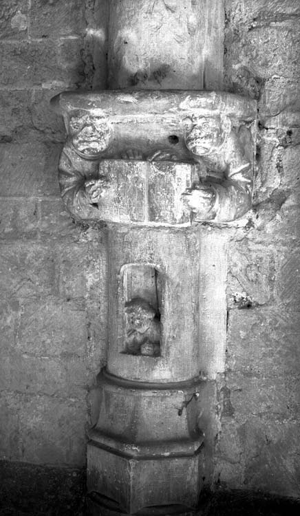 Cloître : colonne engagée de la galerie sud