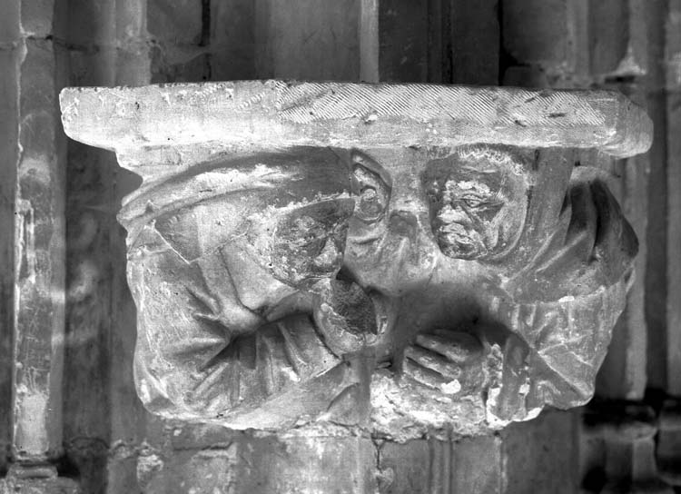 Cloître : console sur pile d'arcades de la galerie sud