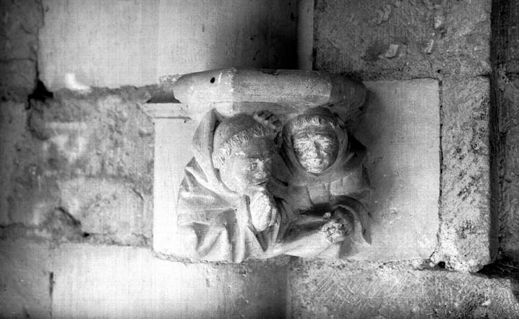 Cloître : console sur colonne engagée de la galerie sud