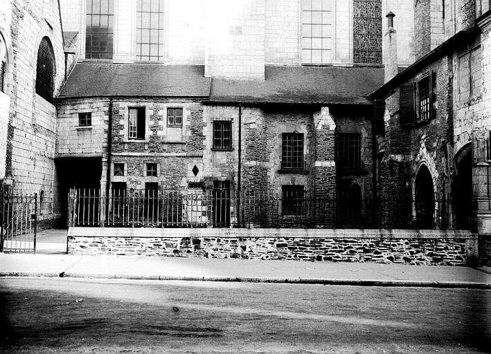 Bâtiments de la maîtrise au flanc de la cathédrale