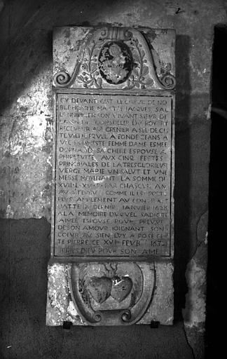 Crypte, plaque en pierre gravée et sculptée : tombeau du coeur de Jacques Sallonnier mort en 1632