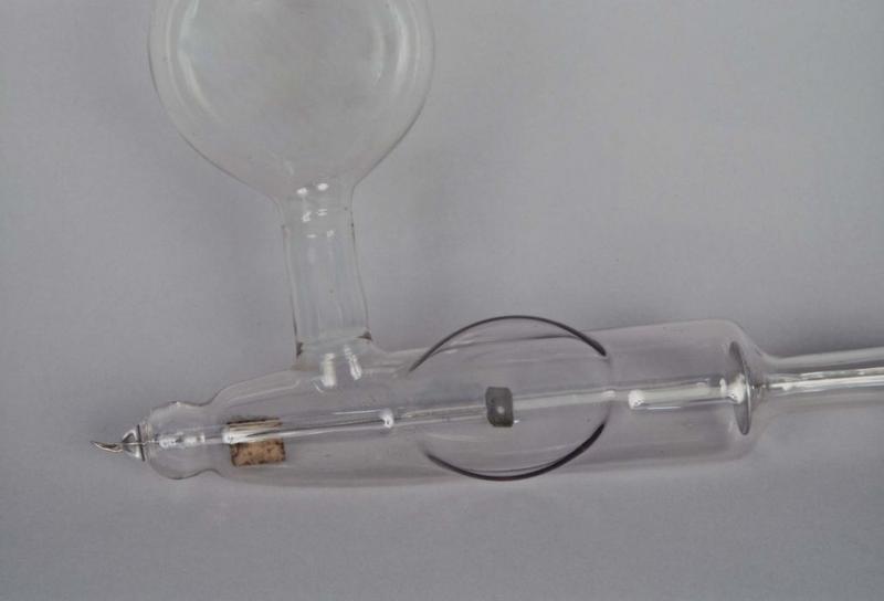 instrument scientifique : tube incandescent, vue générale