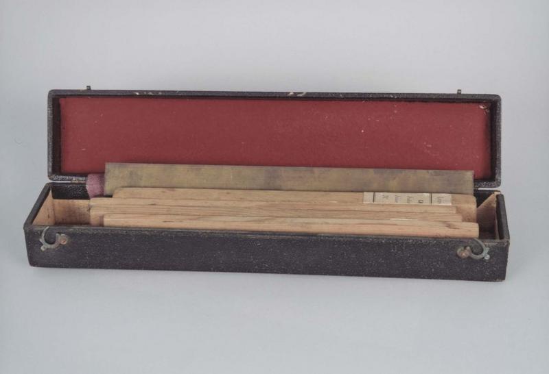 instrument scientifique : coffret de lames de laiton et de bois, vue générale