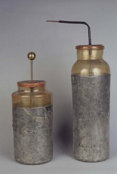 instrument scientifique : bouteilles de Leyde, vue générale