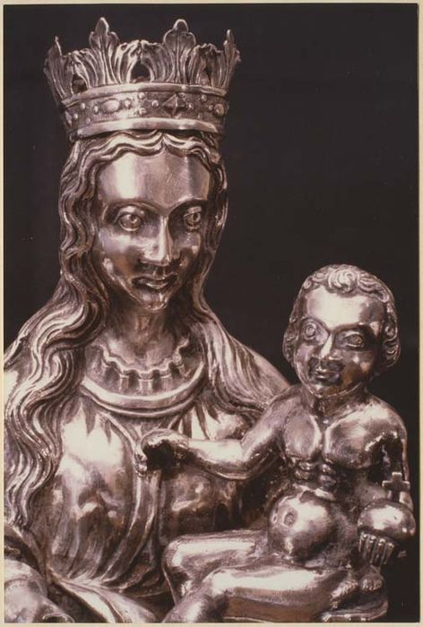 statuette de Vierge à l'Enfant et son socle, vue partielle