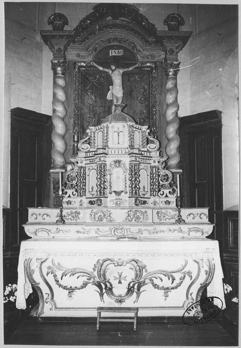 autel, tabernacle, retable, statue : Christ en croix (maître-autel)