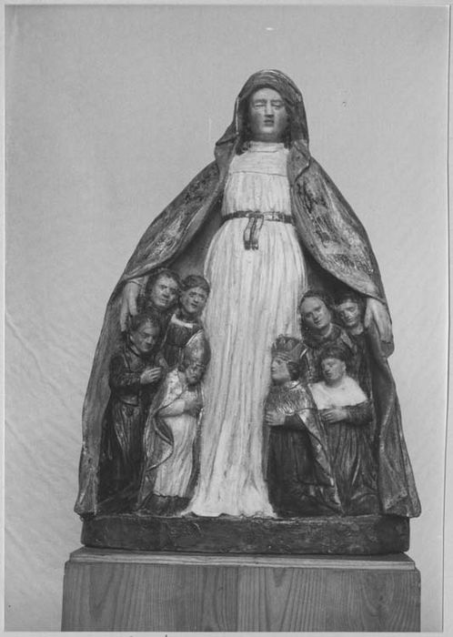 groupe sculpté : Vierge de Miséricorde ou au manteau