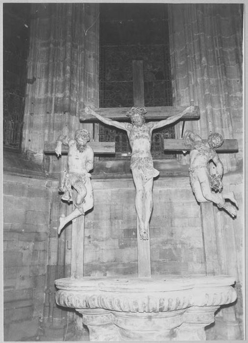 3 statues : le Christ en croix entre les deux larrons