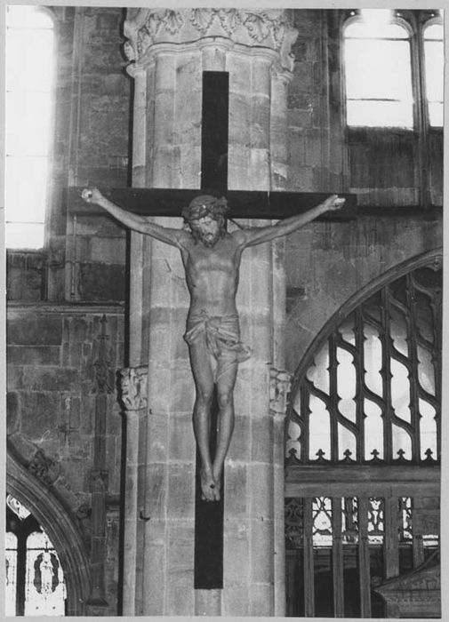 statue: le Christ en croix 