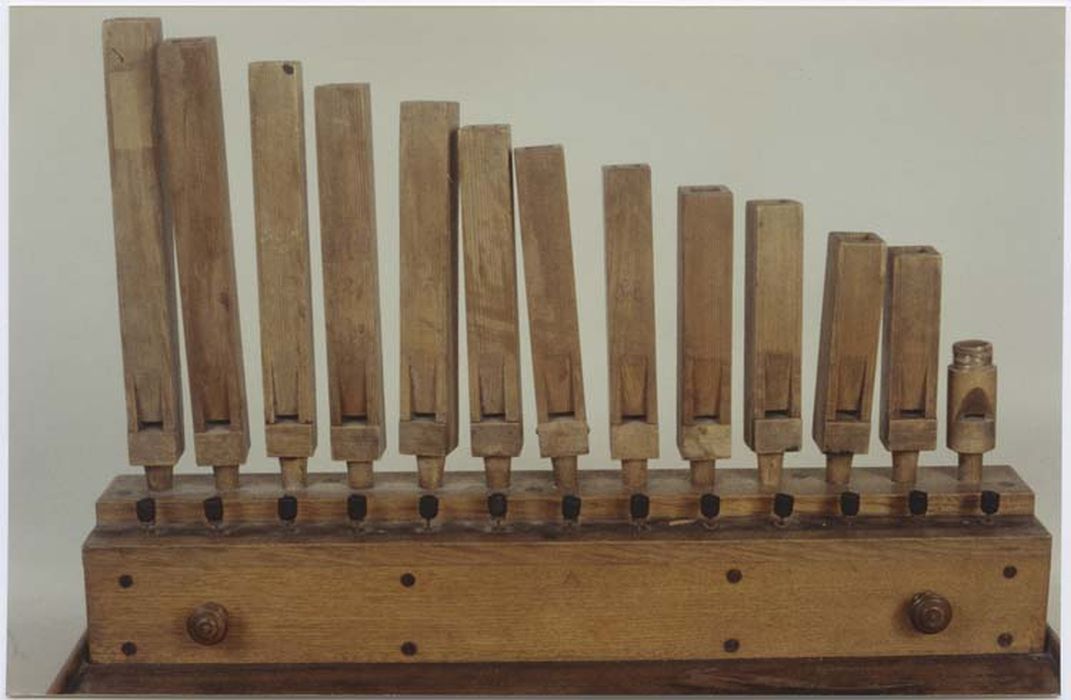 orgue, vue sur le sommier percé d’orifices et les 13 tuyaux