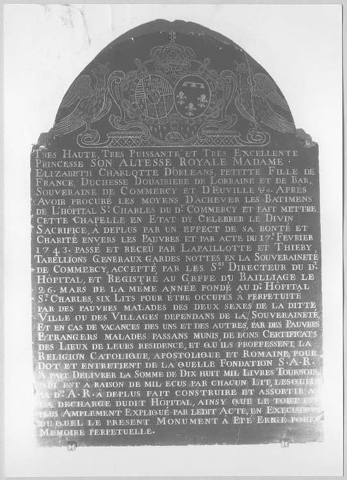 plaque commémorative de la fondation de six lits par Elisabeth Charlotte d'Orléans en 1743