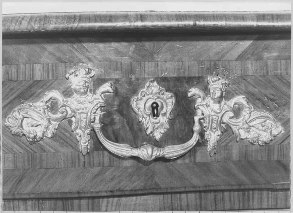 commode, détail d’une entrée de serrure en bronze