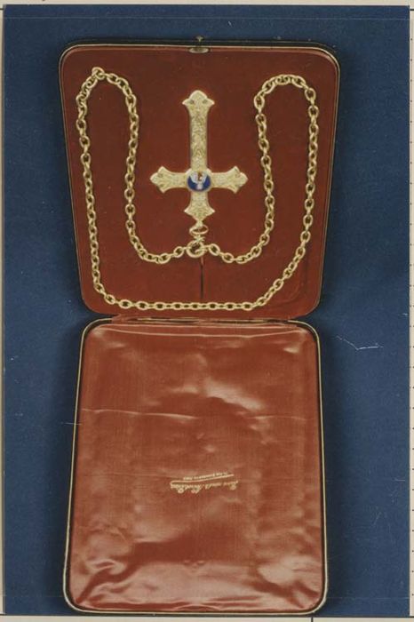 croix pectorale de Monseigneur Enard et son coffret