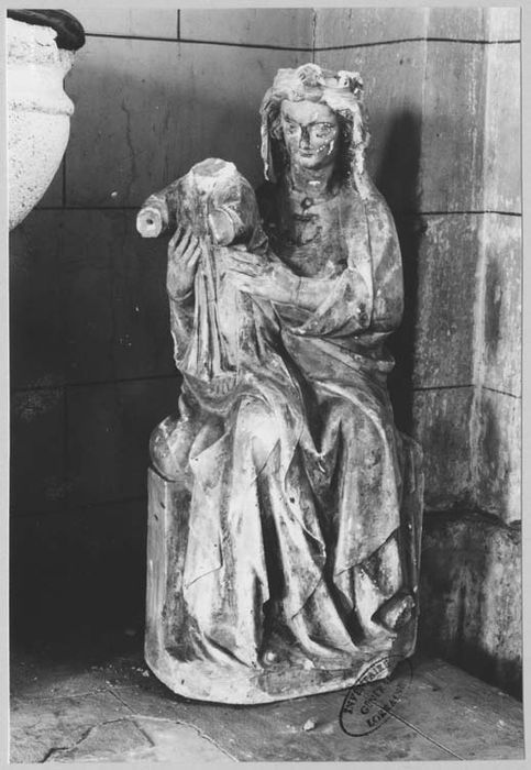 statue : Vierge à l'Enfant assise