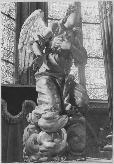 statue : ange adorateur (maître-autel)