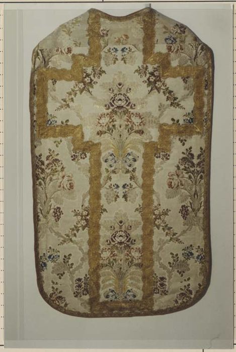 chasuble, étole, manipule, voile de calice, bourse de corporal (ornement blanc)