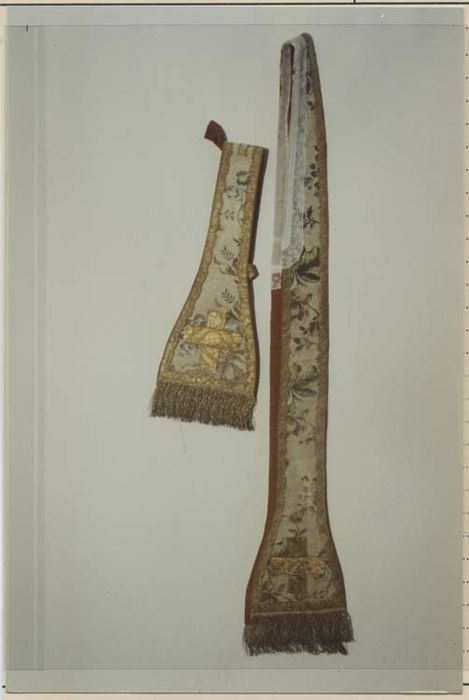 chasuble, étole, manipule, voile de calice, bourse de corporal (ornement blanc)