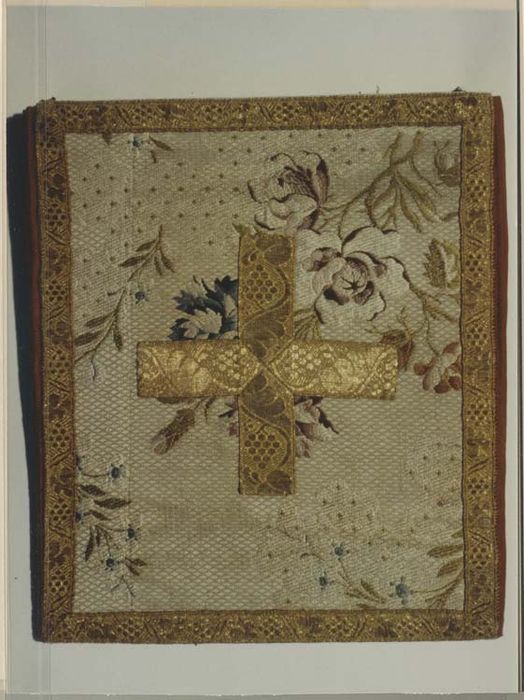 chasuble, étole, manipule, voile de calice, bourse de corporal (ornement blanc)