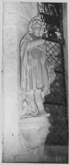 4 statues : sainte Barbe, sainte au livre (sainte Catherine d'Alexandrie), 2 saints personnages (saint Crépin et saint Crépinien)