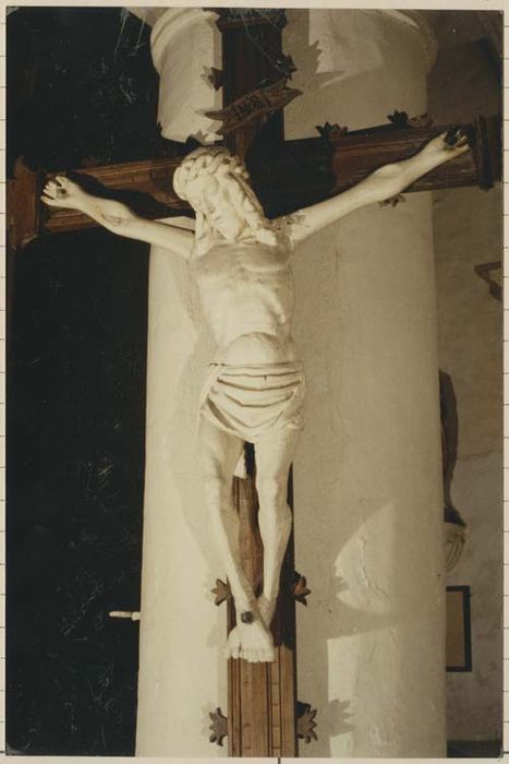 statue : Christ en croix