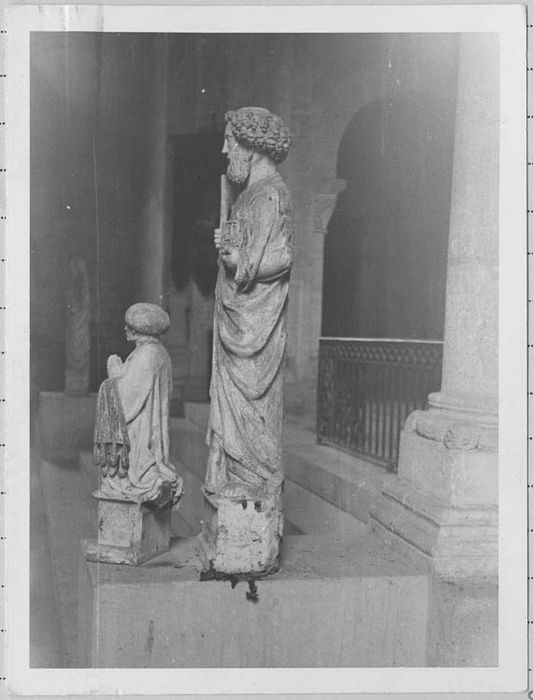 2 statues : Saint Paul, le curé Martel en donateur