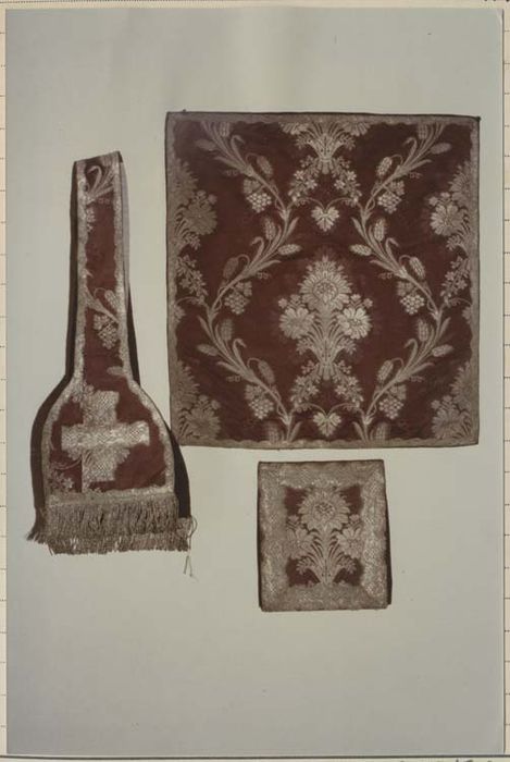 chasuble, étole, voile de calice, bourse de corporal (ornement violet)