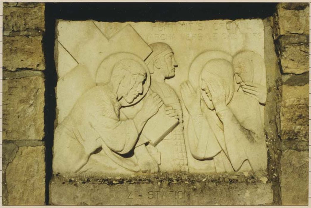 bas-relief : Portant sa croix, il ira vers son calvaire