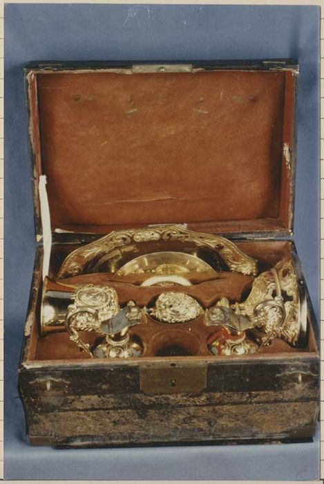 chapelle de messe et son coffret : calice, patène, plateau à burettes, burettes - © Ministère de la Culture (France), Médiathèque du patrimoine et de la photographie, diffusion RMN-GP
