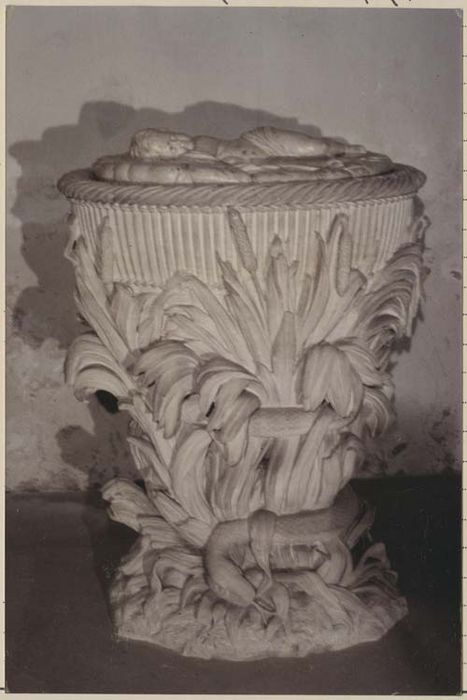 fontaine baptismale (cuve baptismale)