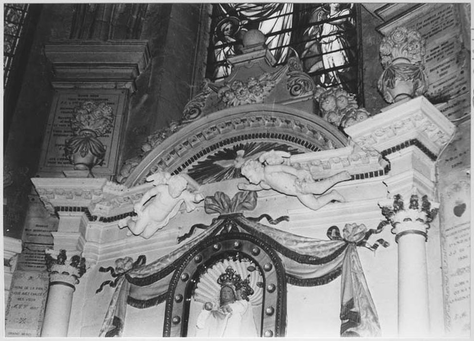 autel, retable, statue : Vierge à l'Enfant (maître-autel)
