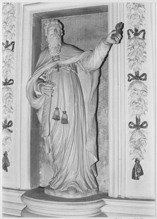 2 niches et statues : Saint Augustin, Saint Norbert, Saint Pierre, Saint Paul