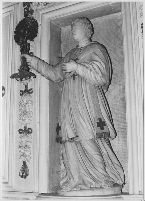 4 niches et statues : Saint Augustin, Saint Norbert, Saint Pierre, Saint Paul