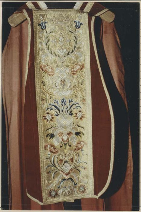 chasuble, chape, orfroi, dalmatique, tunique (ornement rouge)