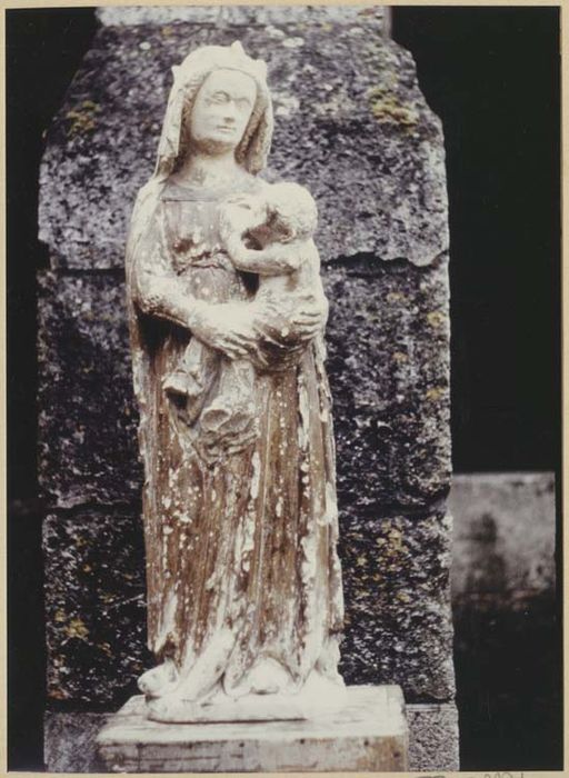 statue : Vierge à l'Enfant allaitant