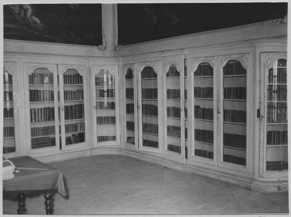 décor intérieur de la bibliothèque : lambris de revêtement, cheminée, 4 tableaux - © Ministère de la Culture (France), Médiathèque du patrimoine et de la photographie, diffusion RMN-GP