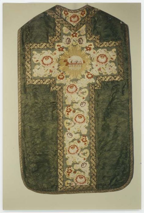 ornement liturgique vert comprenant une chasuble, une bourse, une étole et un manipule - © Ministère de la Culture (France), Médiathèque du patrimoine et de la photographie, diffusion RMN-GP