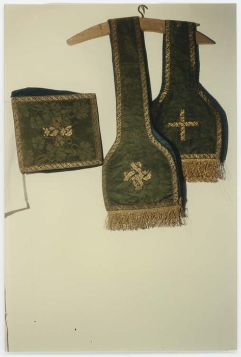 ornement liturgique vert comprenant une chasuble, une bourse, une étole et un manipule - © Ministère de la Culture (France), Médiathèque du patrimoine et de la photographie, diffusion RMN-GP