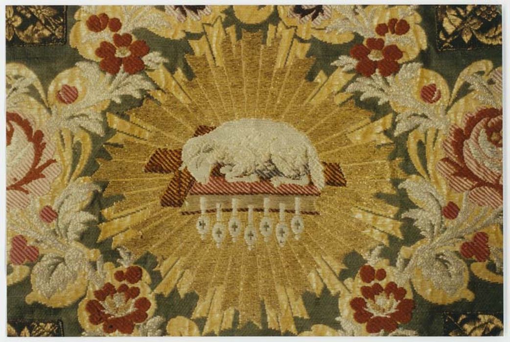 ornement liturgique vert comprenant une chasuble, une bourse, une étole et un manipule - © Ministère de la Culture (France), Médiathèque du patrimoine et de la photographie, diffusion RMN-GP