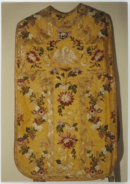 ornement liturgique doré à décor floral polychrome comprenant une chasuble, une étole, un manipule, un voile de calice et une bourse