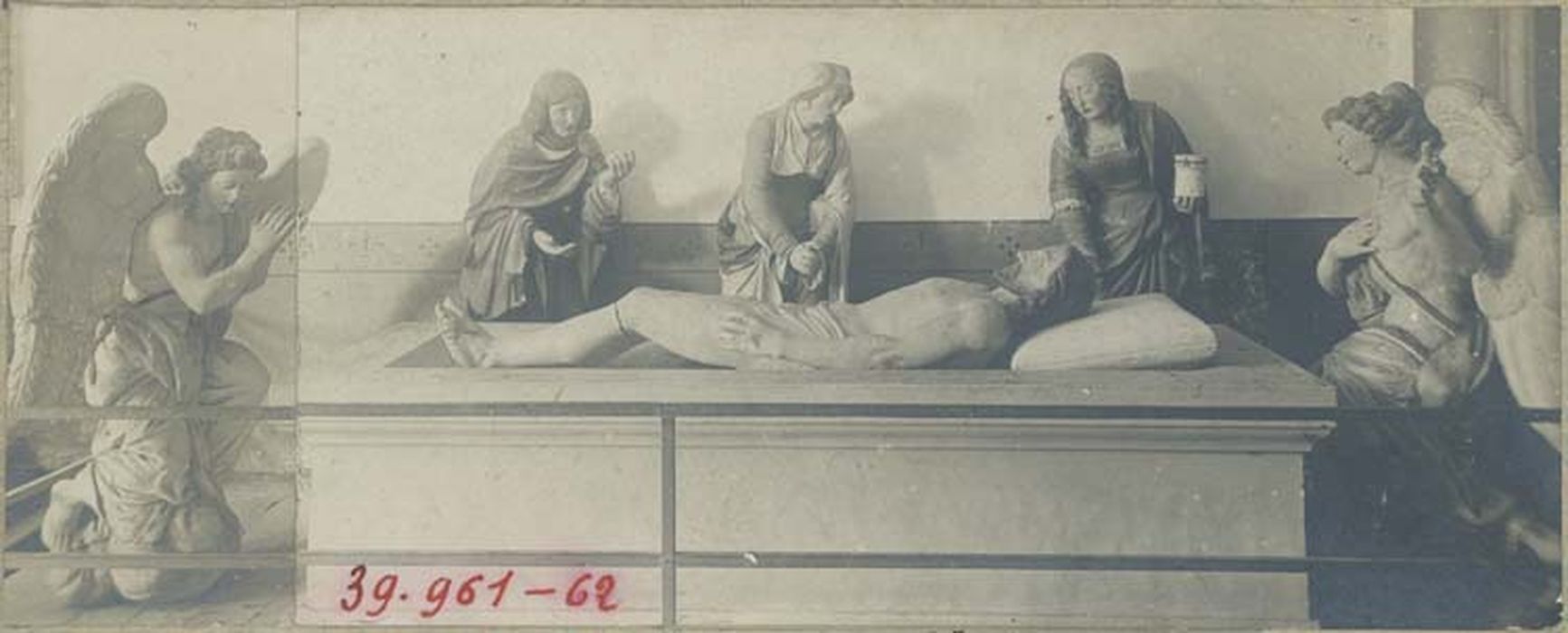 statues : Une sainte femme au tombeau, deux anges