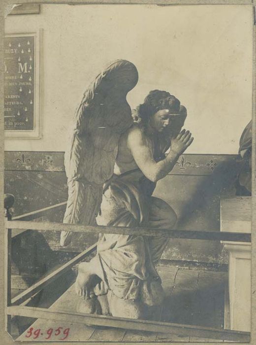 statues : Une sainte femme au tombeau, deux anges