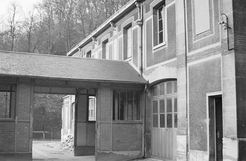 Bâtiment avec passage couvert