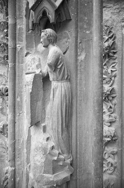 Portail central de la façade ouest, cinquième voussure gauche, première rangée : Vierge de profil montant l'escalier du temple, de face