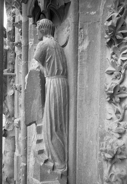 Portail central de la façade ouest, cinquième voussure gauche, première rangée : Vierge de profil montant l'escalier du temple, de trois quarts gauche