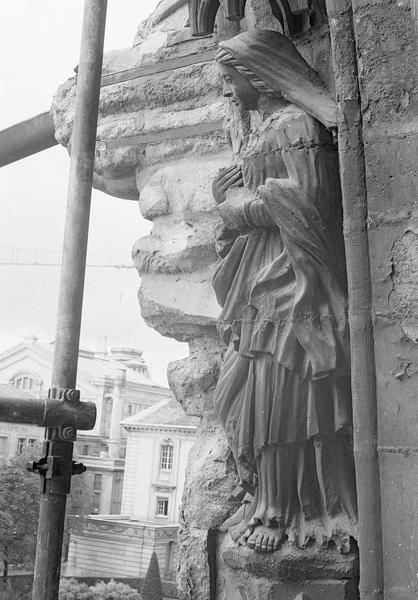 Portail central de la façade ouest, cinquième voussure gauche, troisième rangée : femme debout, profil gauche