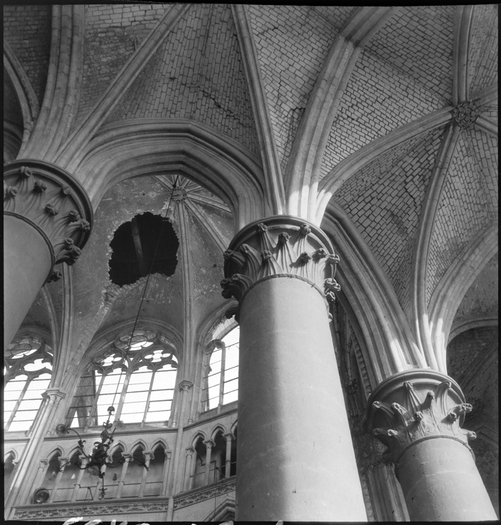 Choeur : voûte endommagée par une bombe